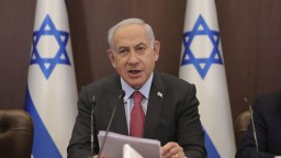 Izraelský premiér ohlásil zmenu v spornej justičnej reforme, opozícia ju stále odmieta