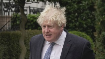 Britský expremiér Johnson priznal, že zavádzal parlament v spojitosti s večierkami počas lockdownu