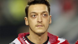 Výnimočný, no kontroverzný. Mesut Özil ukončil profesionálnu kariéru