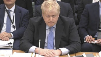 Boris Johnson odmieta, že o lockdownových večierkoch klamal úmyselne