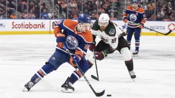 NHL: Edmonton zdolal Arizonu, McDavid strelil svoj 60. gól v sezóne