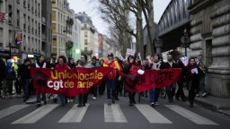 Deviate kolo štrajkov proti dôchodkovej reforme vo Francúzsku sprevádzali násilnosti