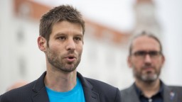Hlasovanie o Klusovi je zlou vizitkou pre slovenskú vládu, povedal Šimečka