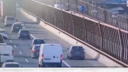 VIDEO: Nezodpovedná vodička jazdila po krajnici. Obiehala autá, nepoužila ani smerovky
