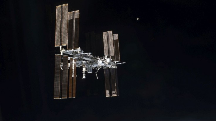 Poškodená vesmírna loď Sojuz, ktorá kotví na ISS, sa vráti bez posádky