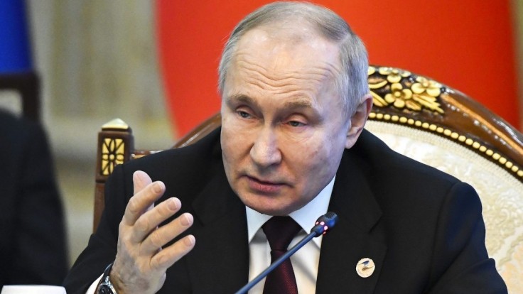 Ruská polícia zaradila bývalého autora Putinových prejavov na zoznam hľadaných osôb