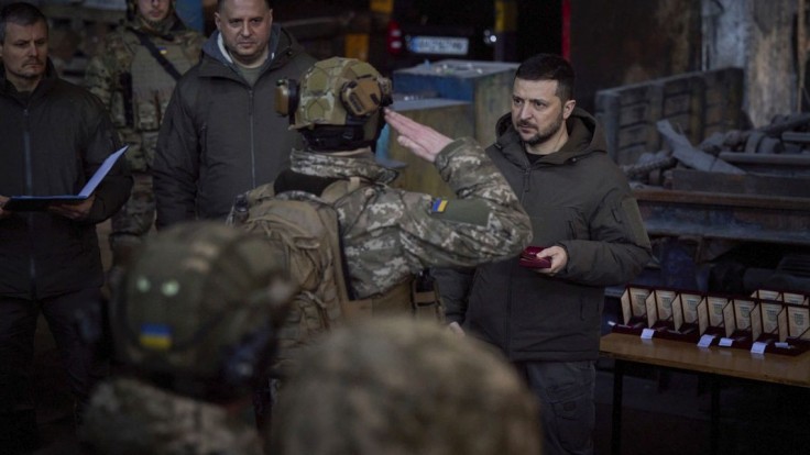 Ukrajina nemôže odštartovať protiofenzívu, čakáme na muníciu, tvrdí Zelenskyj