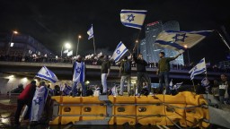 Protesty neutíchajú. Izraelský minister obrany vyzval vládu, aby pozastavila reformy súdnictva
