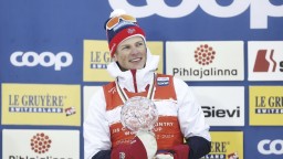 Nórsky bežec na lyžiach Kläbo vyhral 20 km klasicky, vyrovnal rekord Johaugovej