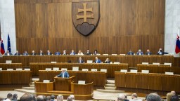 V parlamente začali ďalší deň schôdze prebratím novely o majetku obcí. Ide najmä o Bratislavu a Košice
