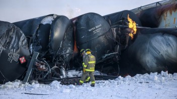 FOTO: V Minnesote sa vykoľajil nákladný vlak prevážajúci etanol. Po incidente vypukol požiar