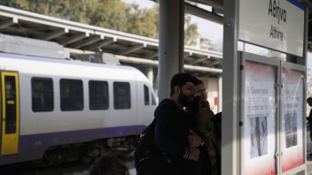 Grécko sa spamätáva z tragickej zrážky dvoch vlakov. Úrady zadržali železničného inšpektora