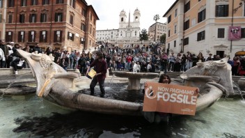 FOTO: Aktivisti naliali do fontány v Ríme čiernu tekutinu. Zatkla ich polícia