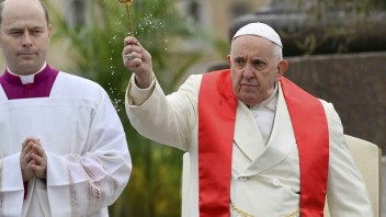 FOTO: Pápež František viedol slávnostnú omšu, poďakoval za modlitby za svoje zdravie