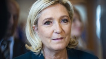 Ak by sa prezidentské voľby opakovali, Le Penová by porazila Macrona, vyplýva z prieskumu