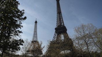 FOTO: Nie je to vtip. V Paríži sa objavila druhá Eiffelova veža, ozýva sa z nej detský plač