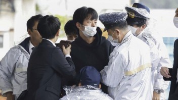 Japonský premiér Kišida bol po explózii bez zranení evakuovaný. Podozrivého zadržali