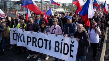 Úrad vlády v Česku obklopili demonštranti a začali nočnú petičnú akciu. Požadujú odstúpenie vlády