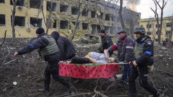 V súťaži World Press Photo zvíťazila fotografia z Ukrajiny. Snímka zachytáva zranenú ženu z Mariupoľa