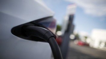 Agentúra pre energiu odhaduje, že každé piate predané auto tento rok bude elektromobil