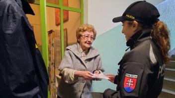 Polícia vyšetruje podvod. Falošná právnička vylákala od seniorky 100-tisíc eur