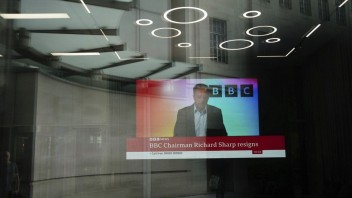 Šéf Rady BBC Sharp rezignoval, pri pohovore neoznámil možný konflikt záujmov