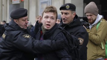 Pratasevič ide do väzenia. Bieloruskú súd ho poslal za mreže na osem rokov