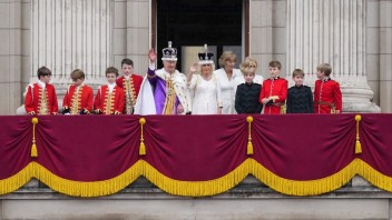 Veľká Británia oslavuje, má nového kráľa. Karolovi III. v sobotu oficiálne nasadili korunu