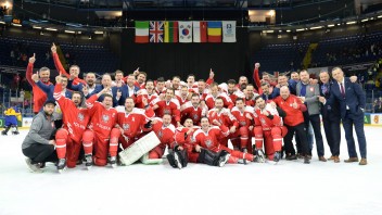 Hokejové majstrovstvá sveta spoznali ďalších účastníkov. Medzi elitou si o rok zahrajú Poliaci a Briti