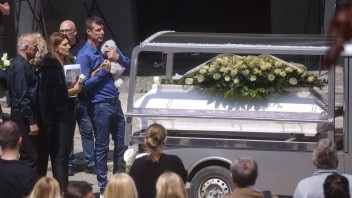 V Srbsku pochovali prvé obete dvoch masových strelieb