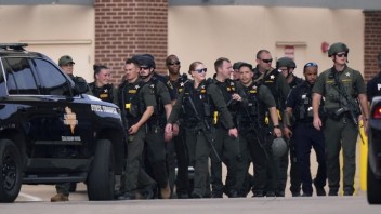 Americká polícia vyšetruje, či strelec z Dallasu nebol pravicovým extrémistom