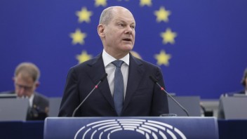EÚ sa nesmie nechať znepokojiť Putinovou demonštráciou sily, povedal Scholz
