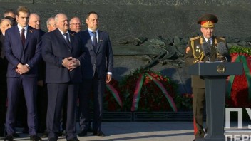 Médiá špekulujú o Lukašenkovom zdraví. Napriek tomu sa zúčastnil aj osláv v Minsku