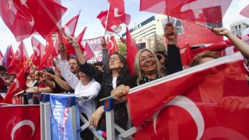 Turecko čakajú prezidentské a parlamentné voľby, môžu zmeniť smerovanie krajiny