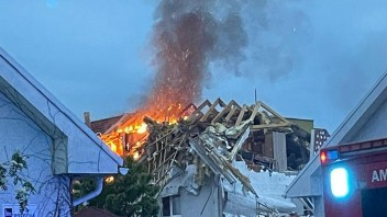 FOTO: V obci Biely Kostol vybuchol v bytovke plyn. Muž ho zrejme úmyslene pustil kvôli nešťastnej láske
