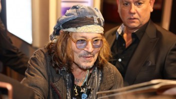 FOTO: Johnny Depp v úlohe francúzskeho kráľa otvorí prestížny filmový festival v Cannes