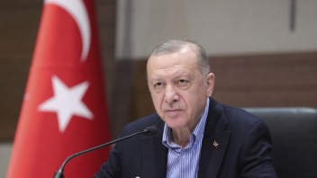 Erdoğanov premyslený ťah na bránu a turecké prelomové voľby