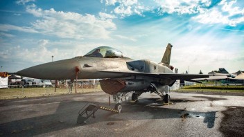 O stíhačkách F-16 pre Ukrajinu musia rozhodnúť USA, vyhlásili ministri Británie a Nemecka