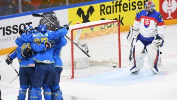 Slovenskí hokejisti na MS po nájazdoch prehrali s Kazachstanom, postup do štvrťfinále je otázny