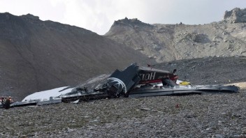 Vo Švajčiarsku sa zrútilo turistické lietadlo, zahynuli pasažieri aj pilot
