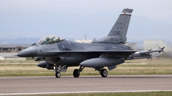 Stíhačky F-16 poletia na východ. Ukrajinský web odhadol, koľko ich Kyjev dostane