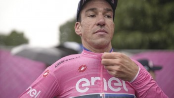 Giro d’Italia: Denz vyhral 14. etapu, na čele prekvapujúco Armirail