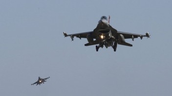 Ukrajinský prezident uistil Bidena, že Kyjev nebude stíhačkami F-16 útočiť na ruské územie