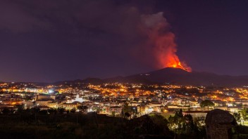 Sopka Etna opäť vybuchla. Chrlila popol, tamojšie letisko zastavilo lety