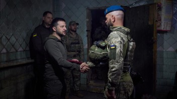 Zelenskyj navštívil vojakov na fronte. Sláva každému a každej, kto bráni Ukrajinu, odkázal prezident