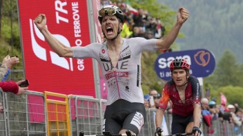 Giro d´Italia: Almeida vyhral 16. etapu, do ružového dresu sa obliekol Thomas