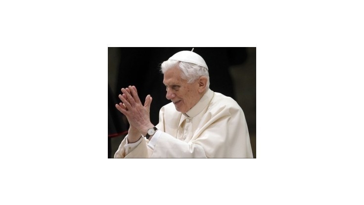 Benedikt XVI. bude aj po odstúpení z úradu zrejme chodiť v bielej reverende