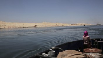 V Suezskom prieplave na niekoľko hodín uviazla nákladná loď, podarilo sa ju vyslobodiť