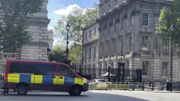 Auto narazilo do brán pred sídlom britského premiéra, vodiča zadržali