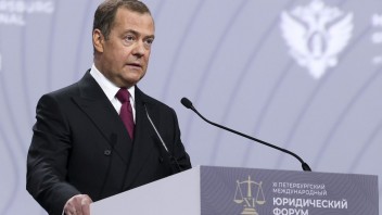 Medvedev pohrozil Ukrajine útokom. Nevylúčil, že Západ by jej mohol dodať jadrové zbrane